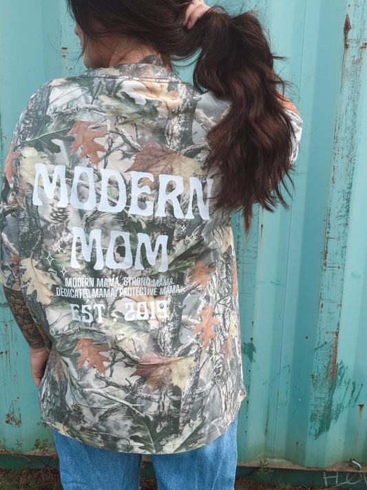 Modern mom tree camo tee